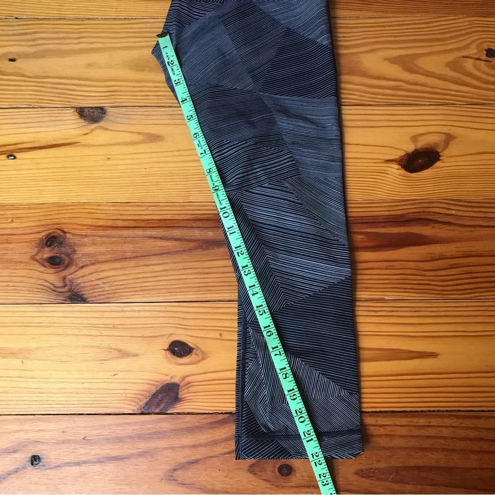 Lululemon Athletica Grey Navy Geometric Capris Leggings, EUC, 6 - Picture 12 of 14